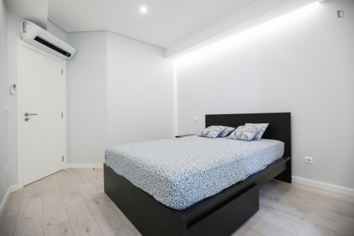 Great double bedroom with balcony in a 3-bedroom apartment