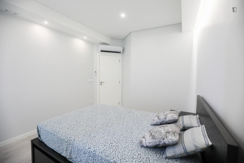 Great double bedroom with balcony in a 3-bedroom apartment