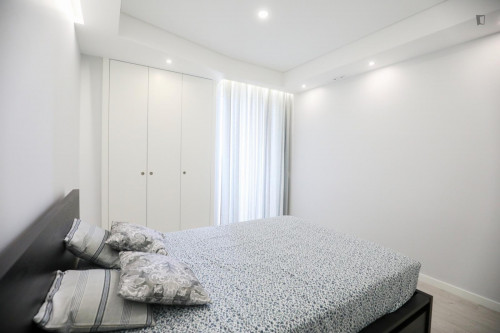 Great double bedroom with balcony in a 3-bedroom apartment