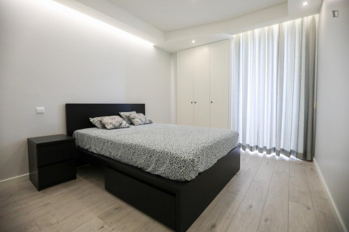 Great double bedroom with balcony in a 3-bedroom apartment