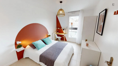 Cosy double ensuite bedroom near Paris La Défense Arena
