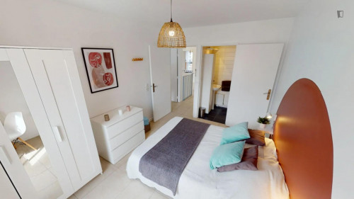 Cosy double ensuite bedroom near Paris La Défense Arena