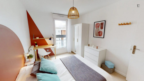 Cosy double ensuite bedroom near Paris La Défense Arena