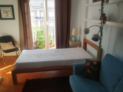 Cosy bedroom at the center of Lisbon, close to Metro station