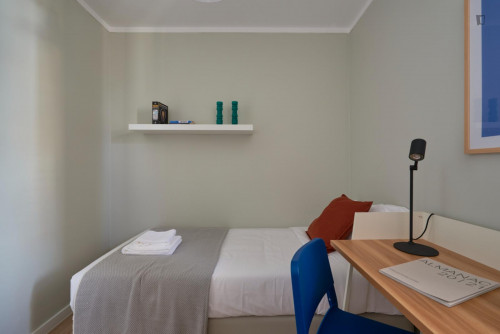 Bright single bedroom close to Anjos metro station