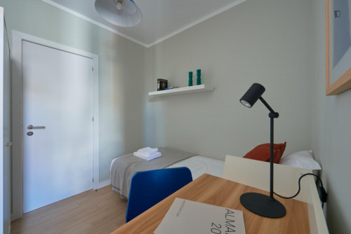 Bright single bedroom close to Anjos metro station  - Gallery -  5