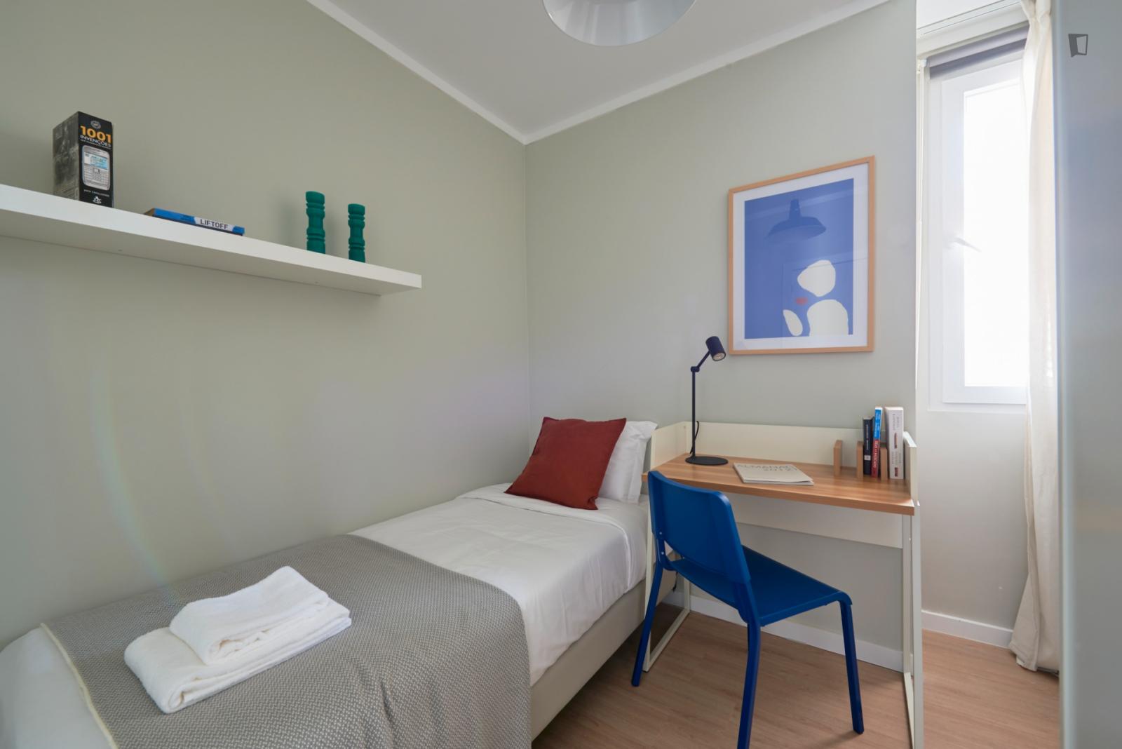 Bright Single Bedroom Close To Anjos Metro Station - Bright single bedroom close to Anjos metro station - Gallery - 1