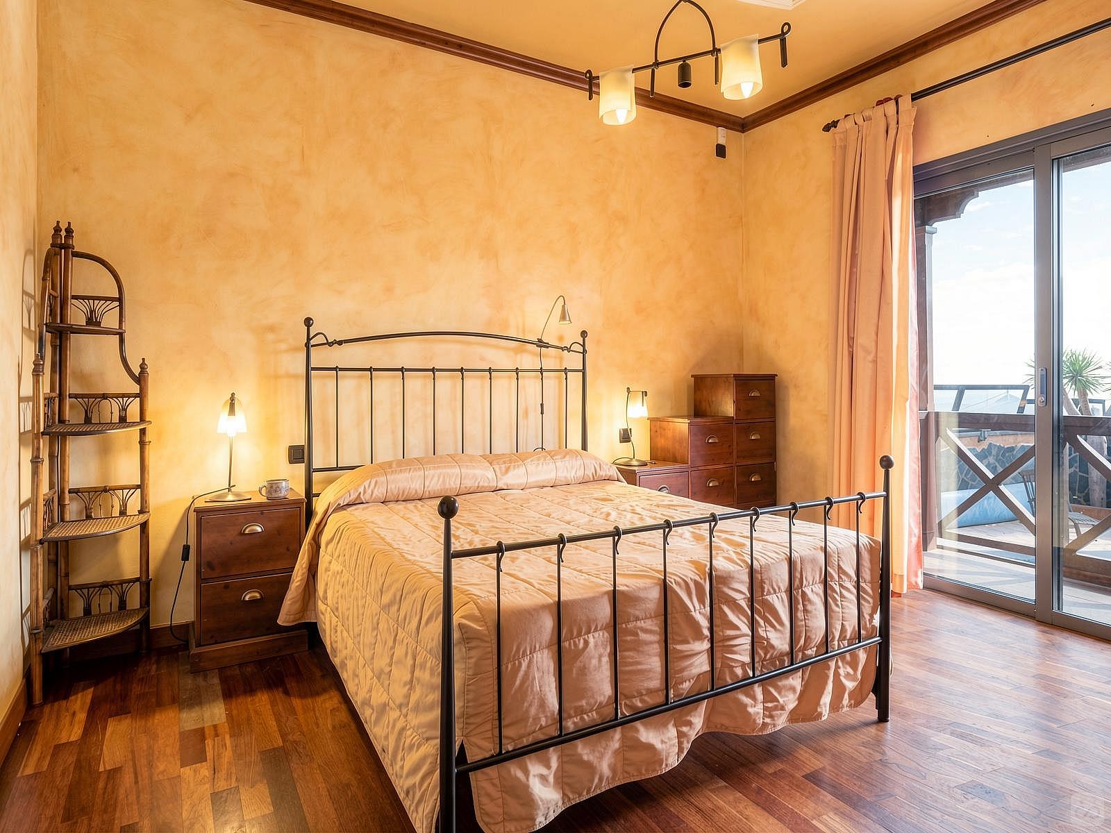 1 - Master Bedroom En-Suite - 4