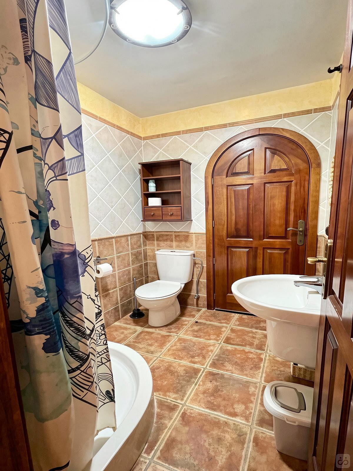 3 - En-Suite Room With Home-Cinema - 1