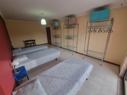 Single bedroom, with balcony, in 3-bedroom apartment