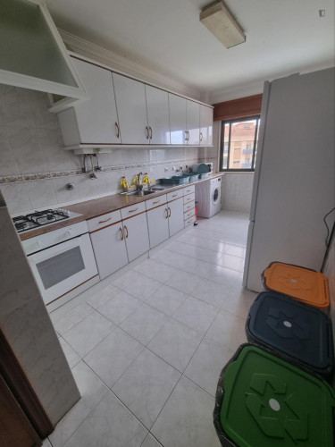 Single bedroom, with balcony, in 3-bedroom apartment  - Gallery -  5