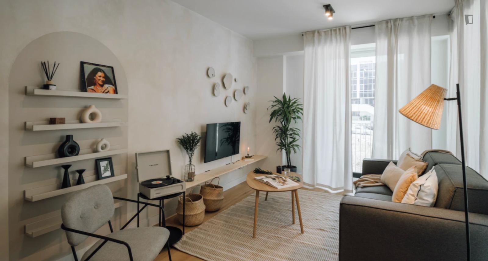  Magnificent 2-Bedroom Apartment In Proximity To Sete-Rios Train Station  -  Magnificent 2-bedroom apartment in proximity to Sete-Rios train station  - Gallery -  1