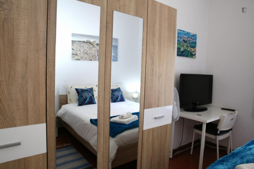 Comfy double bedroom near the Arroios metro