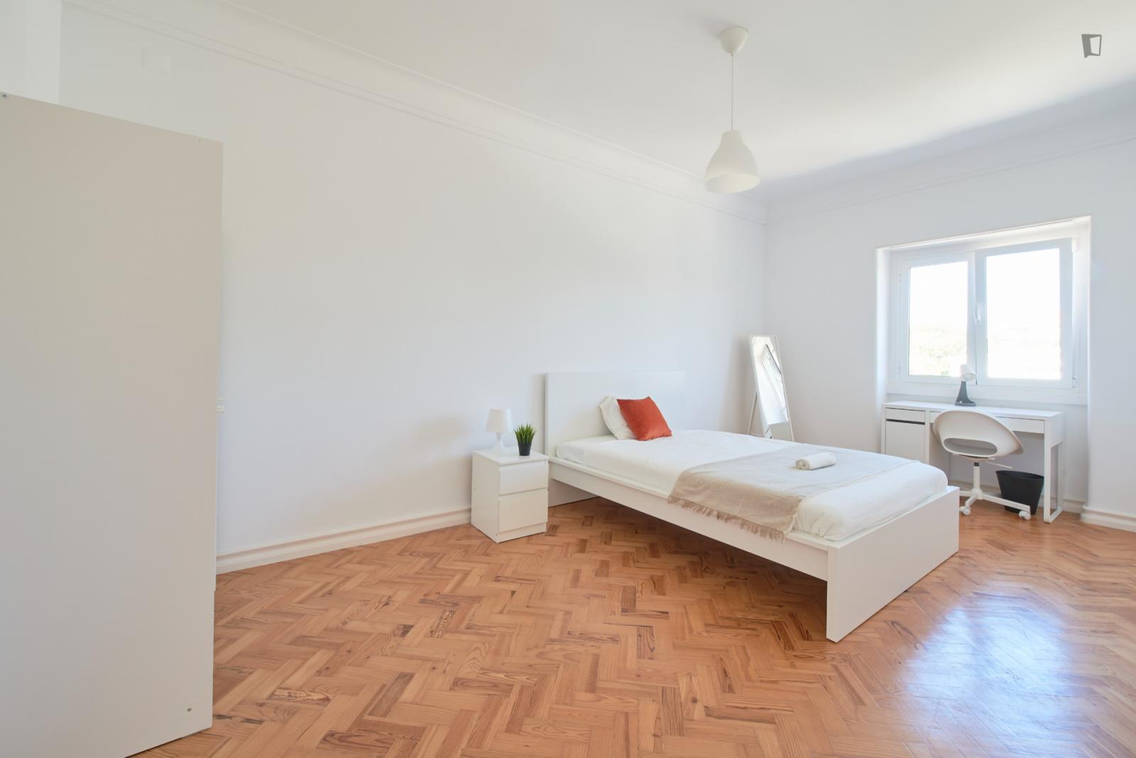 Formidable Double Bedroom In 9 Bedroom Apartment - Formidable double bedroom in 9 bedroom apartment - Gallery - 1