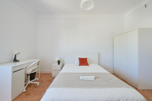 Amazing double bedroom in 9-bedroom apartment