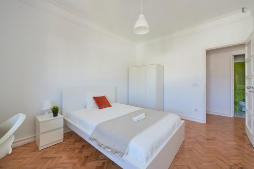 Amazing double bedroom in 9-bedroom apartment