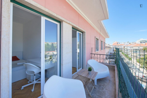 Great single bedroom with balcony in 9-bedroom apartment