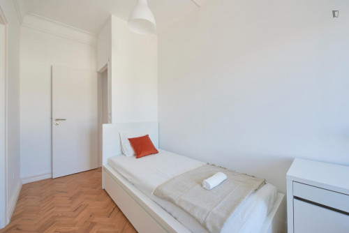 Great single bedroom with balcony in 9-bedroom apartment