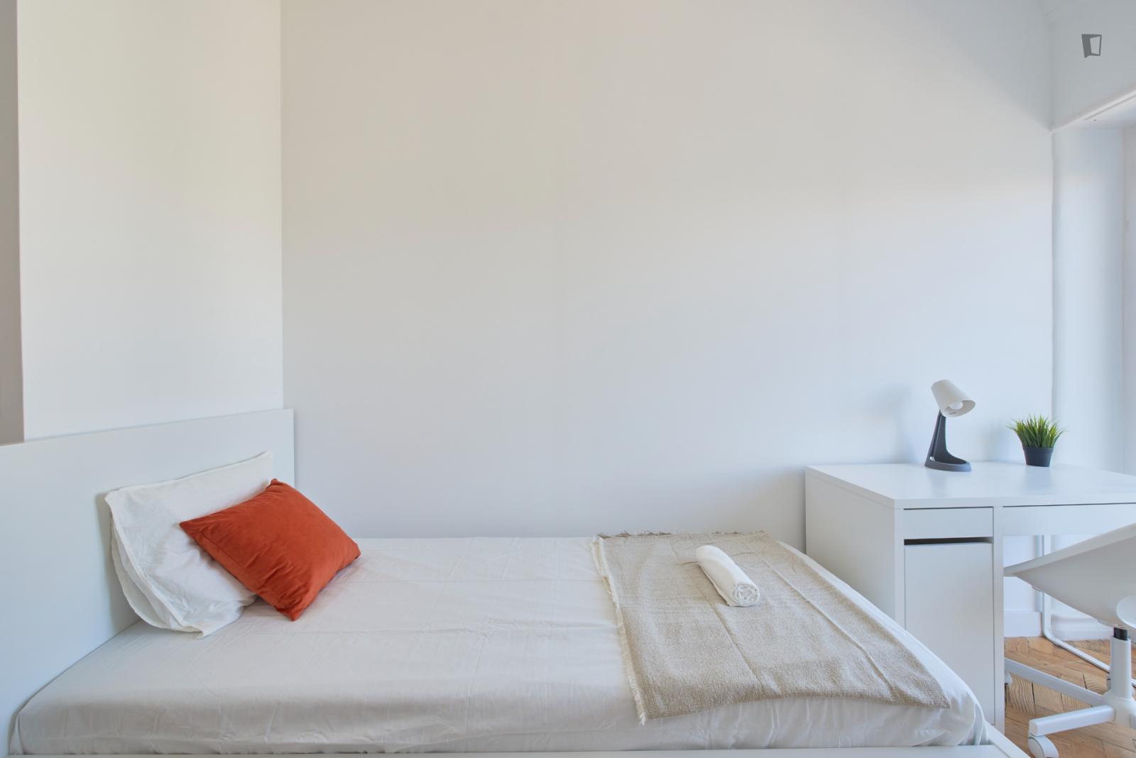 Great Single Bedroom With Balcony In 9-Bedroom Apartment - Great single bedroom with balcony in 9-bedroom apartment - Gallery - 1