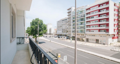 Bright 2-bedroom apartment near Alvalade metro station