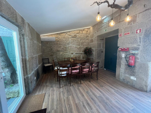 Spacious Double Bedroom ensuite close to Barragem de Vascoveiro