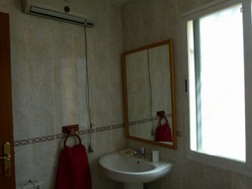 Comfy double bedroom in Granada close to Cerrillo de la Macarena tram station - Gallery - 6