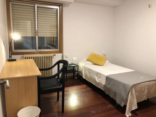 Single bedroom in 5-bedroom house