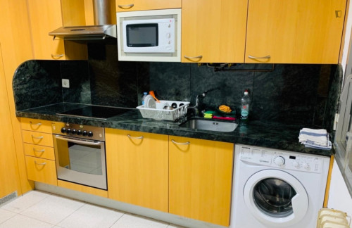 Single bedroom in 5-bedroom house