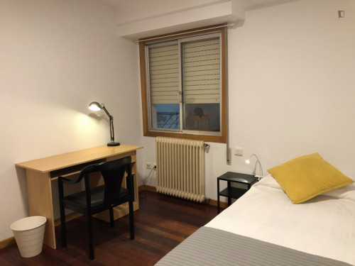 Single bedroom in 5-bedroom house