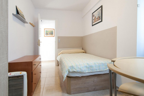 Nice single bedroom in a 3-bedroom flat, in Poblados Marítimos