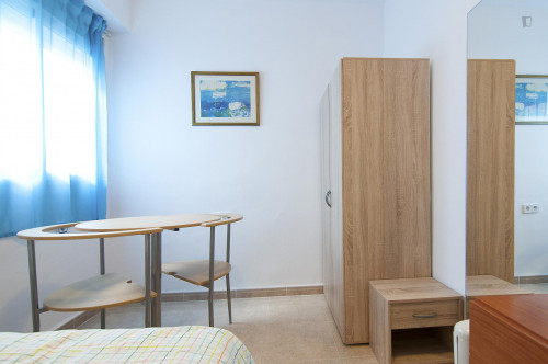 Nice single bedroom in a 3-bedroom flat, in Poblados Marítimos