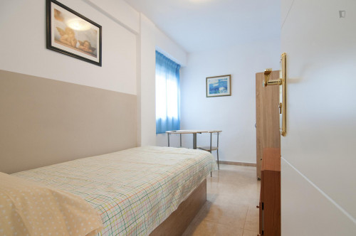 Nice single bedroom in a 3-bedroom flat, in Poblados Marítimos