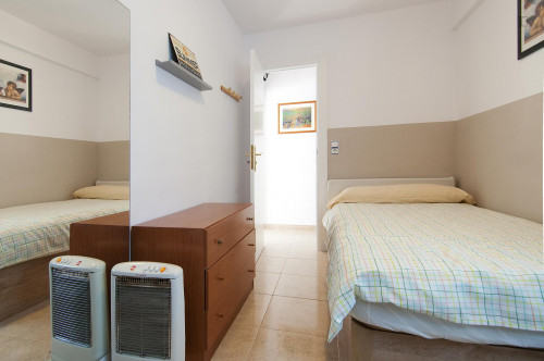 Nice single bedroom in a 3-bedroom flat, in Poblados Marítimos