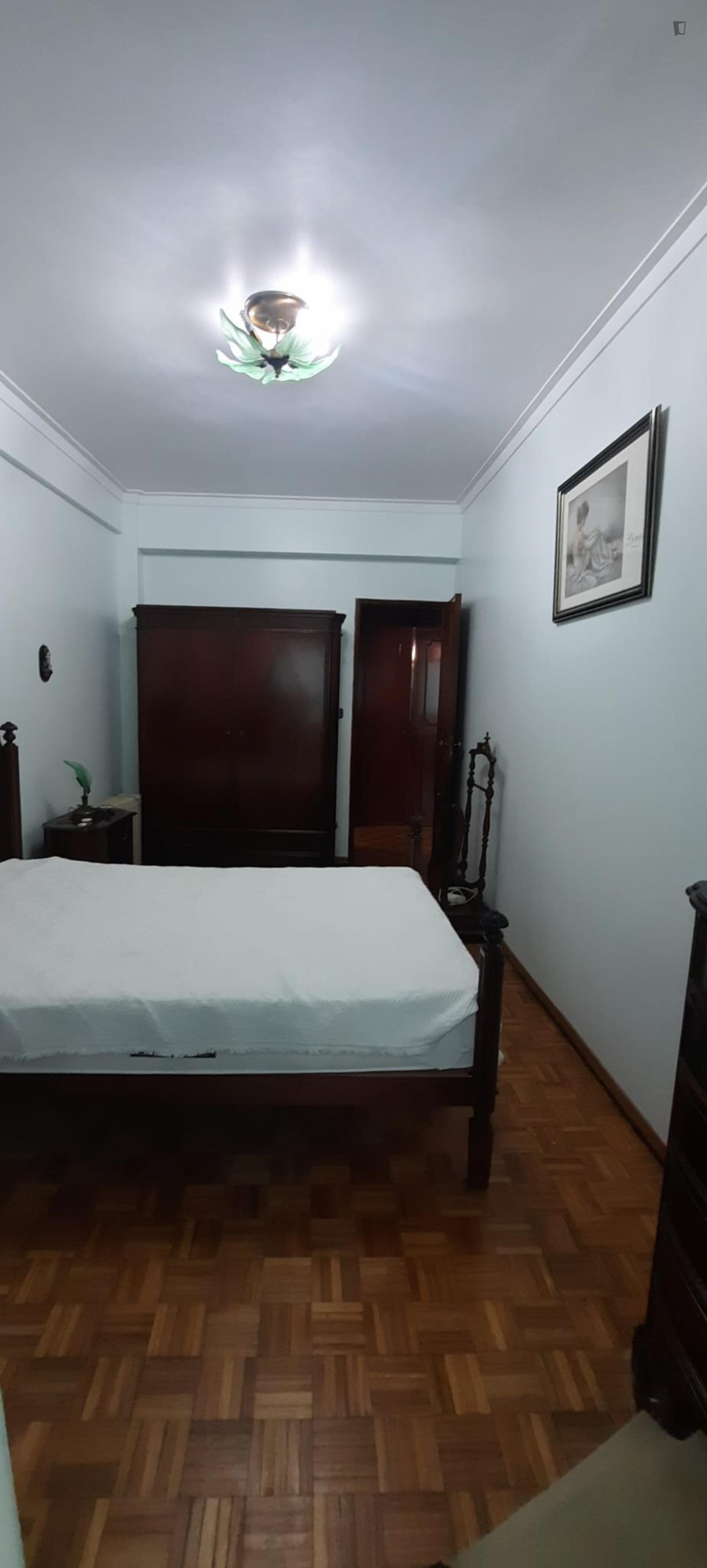 Vintage Double Bedroom Close To Lisbon School Of Economics And Management (ISEG) - 1