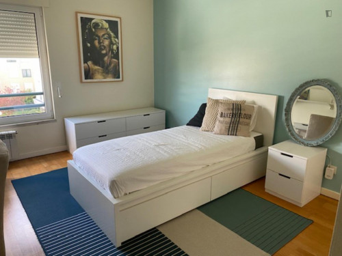 Sunny single bedroom in Quinta das Conchas