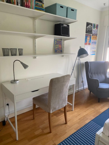 Sunny single bedroom in Quinta das Conchas