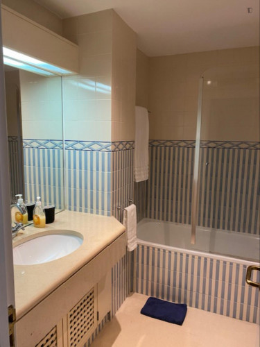 Sunny single bedroom in Quinta das Conchas - Gallery - 10