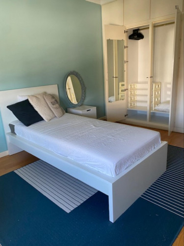 Sunny single bedroom in Quinta das Conchas