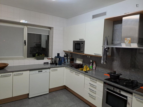 Nice single bedroom with private toilet next to Lumiar metro station  - Gallery -  5