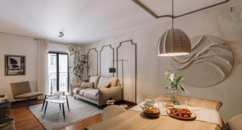 Inviting 2-bedroom apartment in the charming neighbourhood of Estrela