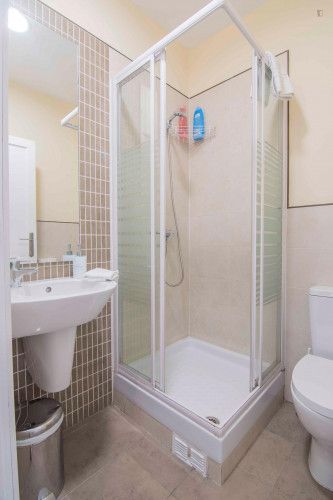 Stylish 4-bedroom apartment near Iglesia San Antón