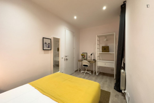 Smart double bedroom close to Parc Joan Miró