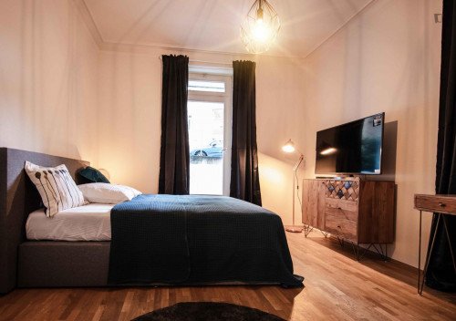 Cosy single bedroom with TV