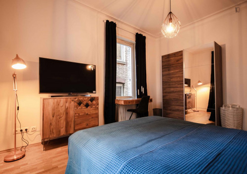 Cosy single bedroom with TV