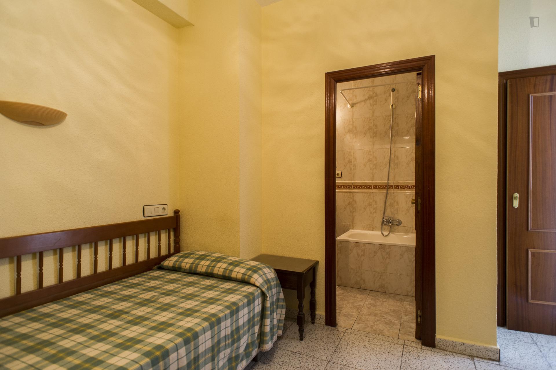 Nice single ensuite bedroom close to Universidad Pública De Salamanca Centralita