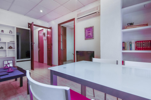 Cheerful 2-bedroom apartment in the city centre - Gallery - 23