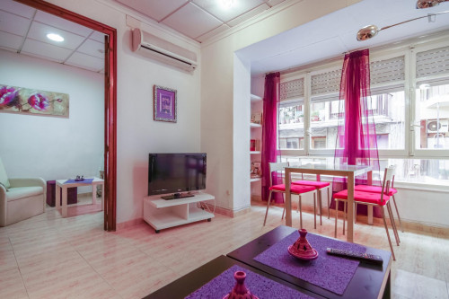 Cheerful 2-bedroom apartment in the city centre - Gallery - 21