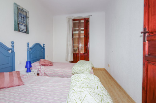 Cheerful 2-bedroom apartment in the city centre - Gallery - 11