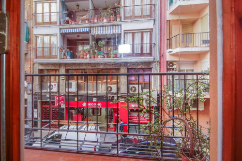 Cheerful 2-bedroom apartment near the city centre