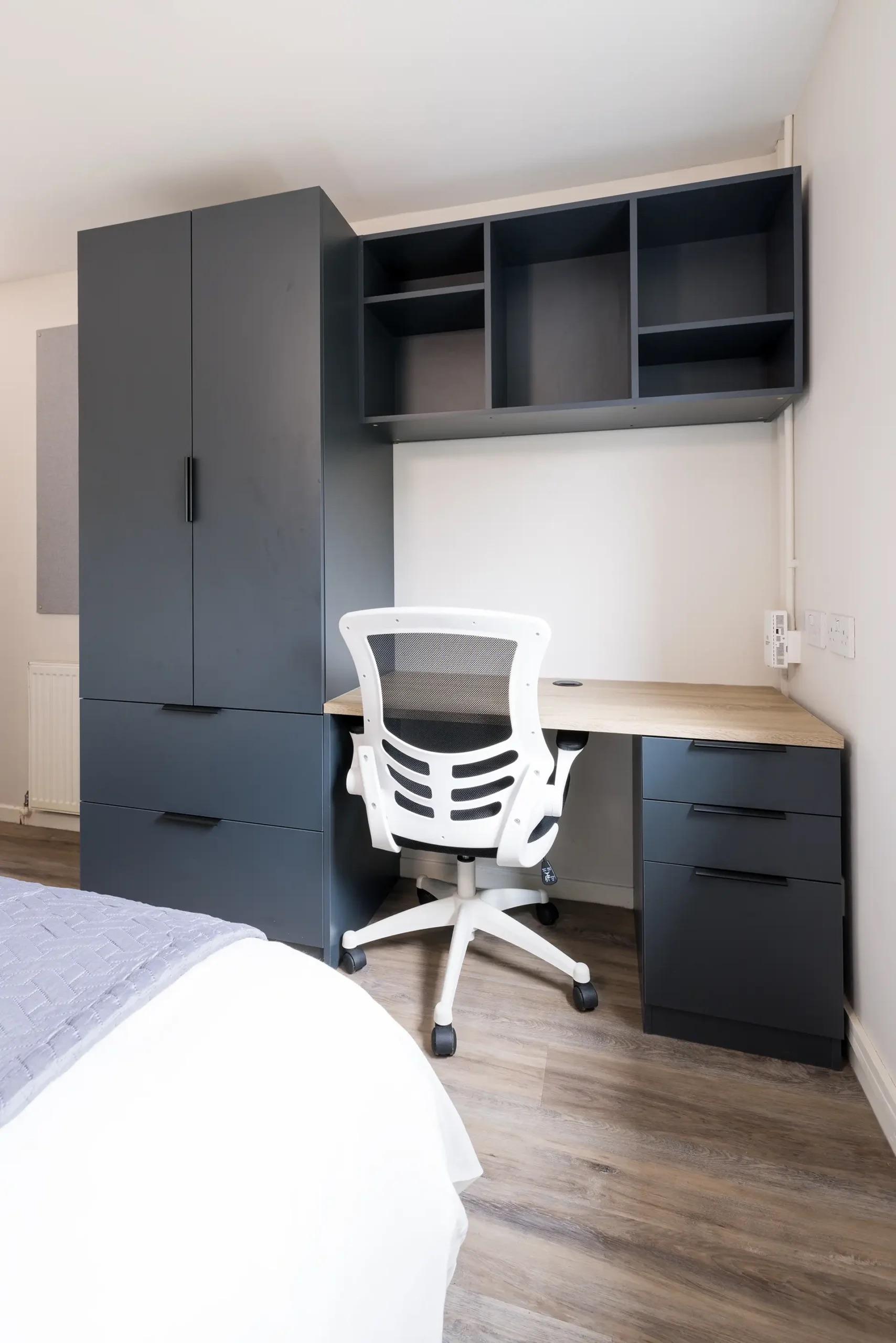 9 Bed En Suite Flat - 11